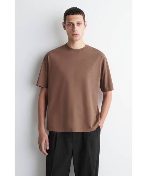 COS（コス）の「オーバーサイズ ライトウェイト コットンTシャツ（Tシャツ/カットソー・メンズ・ネイビー/ブラック/ダークブルー/ブルー/ホワイト/ホワイト系/ベージュ/ダークグリーン/ライトブラウン・XL/S/XS/M/L/XXL）」の4枚目の写真