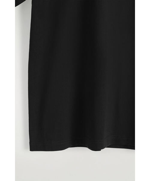 COS（コス）の「オーバーサイズ ライトウェイト コットンTシャツ（Tシャツ/カットソー・メンズ・ネイビー/ブラック/ダークブルー/ブルー/ホワイト/ホワイト系/ベージュ/ダークグリーン/ライトブラウン・XL/S/XS/M/L/XXL）」の11枚目の写真