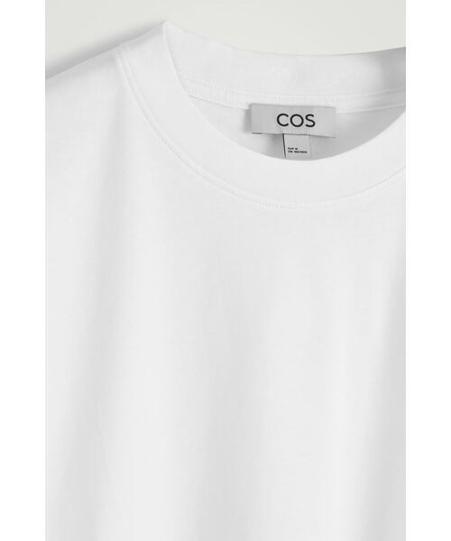 COS（コス）の「オーバーサイズ ライトウェイト コットンTシャツ（Tシャツ/カットソー・メンズ・ネイビー/ブラック/ダークブルー/ブルー/ホワイト/ホワイト系/ベージュ/ダークグリーン/ライトブラウン・XL/S/XS/M/L/XXL）」の16枚目の写真