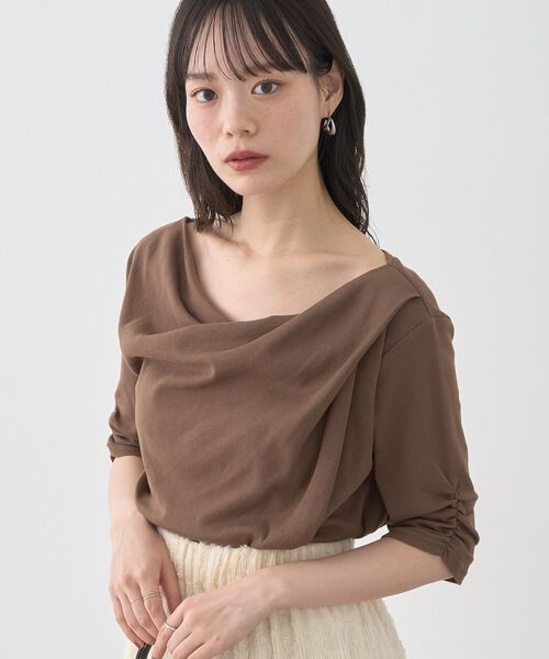 earth music&ecology（アースミュージックアンドエコロジー）の「ドレープデザインカットソー（Tシャツ/カットソー・レディース・ブラック/オフホワイト/ブラウン・FREE）」の3枚目の写真