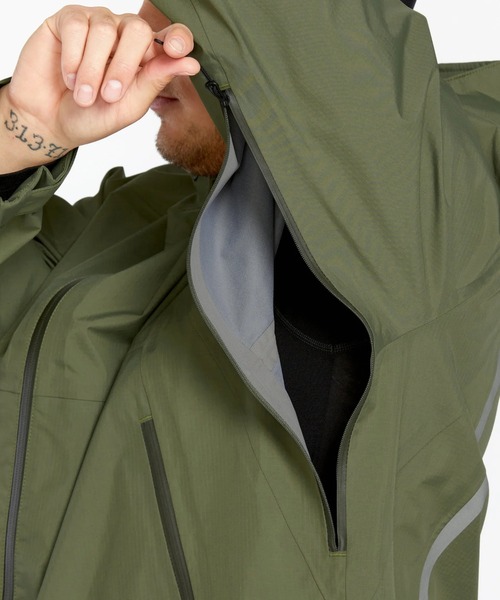 VOLCOM（ボルコム）の「【VOLCOM/ボルコム】 Mens Side Hit Shell Jacket /アイコンワンポイントスキースノーボードシェルジャケット（その他アウター・メンズ・オリーブ・LARGE/X-LARGE）」の5枚目の写真