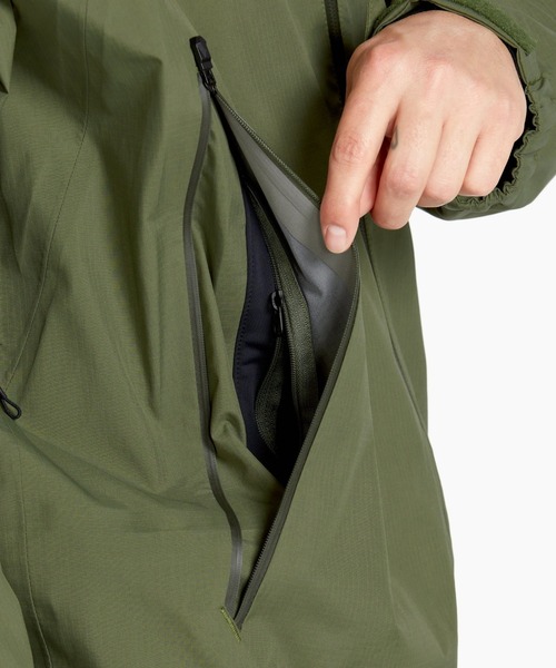 VOLCOM（ボルコム）の「【VOLCOM/ボルコム】 Mens Side Hit Shell Jacket /アイコンワンポイントスキースノーボードシェルジャケット（その他アウター・メンズ・オリーブ・LARGE/X-LARGE）」の6枚目の写真