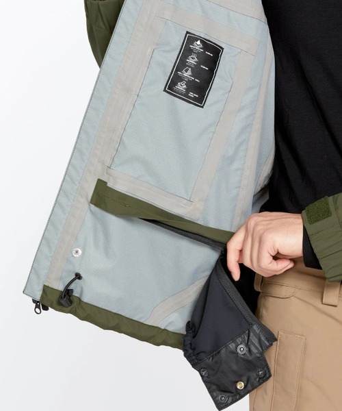 VOLCOM（ボルコム）の「【VOLCOM/ボルコム】 Mens Side Hit Shell Jacket /アイコンワンポイントスキースノーボードシェルジャケット（その他アウター・メンズ・オリーブ・LARGE/X-LARGE）」の7枚目の写真