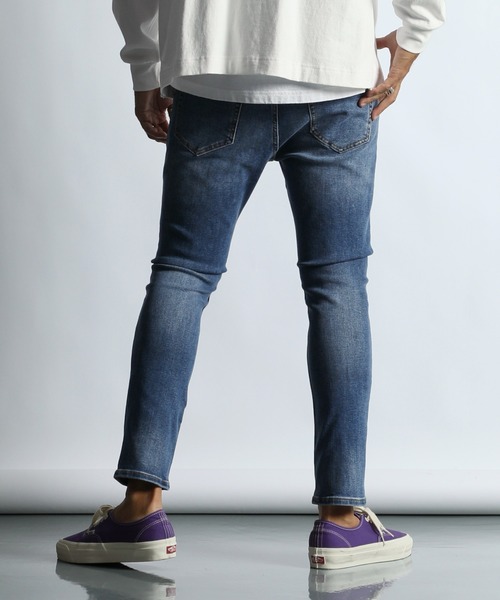 The DUFFER of ST.GEORGE（ザダファーオブセントジョージ）の「STANDARD SLIM JEANS "UW"：DUFFER定番 ユーズドウォッシ スキニーデニム スリムジーンズ（デニムパンツ・メンズ・ライトインディゴブルー・X-LARGE/LARGE/MEDIUM/SMALL）」の2枚目の写真