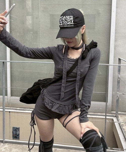 Never mind the XU / Chikashitsu+(ネバーマインド ザ エックスユー / チカシツプラス)の「【nmtc+】tie set check lace long sleeve / 【エヌエムティーシープラス】タイ付きチェックレース切り替え長袖Tシャツ(Tシャツ/カットソー・レディース・ホワイト/チャコール/グレー・ONE SIZE)」の3枚目の写真