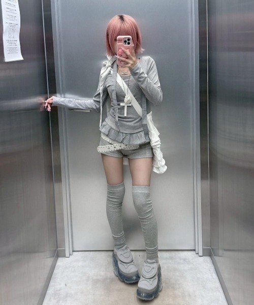 Never mind the XU / Chikashitsu+(ネバーマインド ザ エックスユー / チカシツプラス)の「【nmtc+】tie set check lace long sleeve / 【エヌエムティーシープラス】タイ付きチェックレース切り替え長袖Tシャツ(Tシャツ/カットソー・レディース・ホワイト/チャコール/グレー・ONE SIZE)」の14枚目の写真