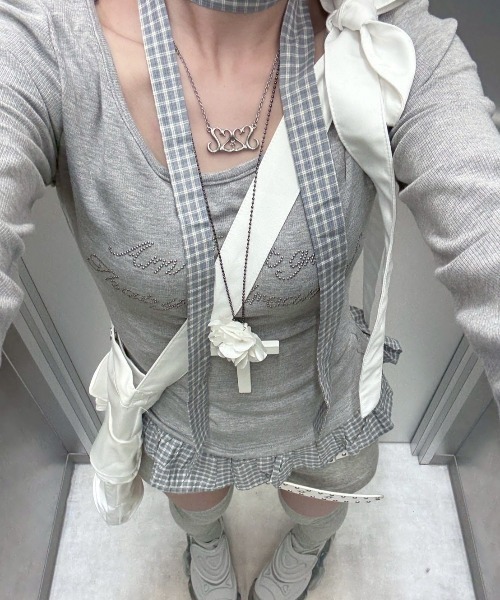 Never mind the XU / Chikashitsu+(ネバーマインド ザ エックスユー / チカシツプラス)の「【nmtc+】tie set check lace long sleeve / 【エヌエムティーシープラス】タイ付きチェックレース切り替え長袖Tシャツ(Tシャツ/カットソー・レディース・ホワイト/チャコール/グレー・ONE SIZE)」の21枚目の写真