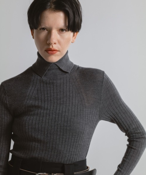 CINOH(チノ)の「TURTLE NECK TIGHT KNIT(ニット/セーター・レディース・ブラウン/チャコールグレー/ターコイズブルー・38)」の17枚目の写真