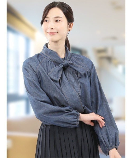 m.f.editorial（エムエフエディトリアル）の「【ややゆったり リラックス】m.f.エディトリアルレディース  ボウタイ付き バンドカラー デニムブラウス（シャツ/ブラウス・レディース・サックスブルー/ネイビー・LARGE/MEDIUM）」の2枚目の写真
