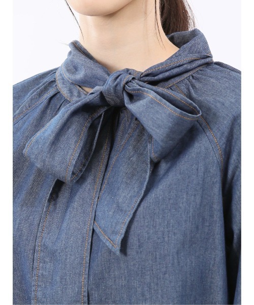m.f.editorial（エムエフエディトリアル）の「【ややゆったり リラックス】m.f.エディトリアルレディース  ボウタイ付き バンドカラー デニムブラウス（シャツ/ブラウス・レディース・サックスブルー/ネイビー・LARGE/MEDIUM）」の8枚目の写真