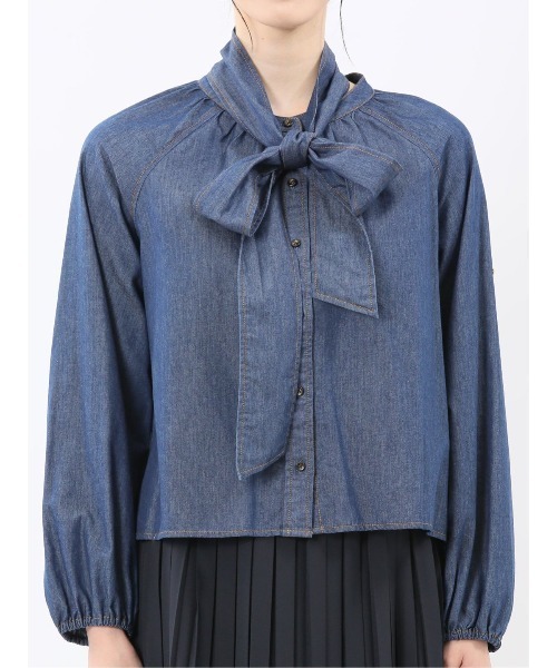 m.f.editorial（エムエフエディトリアル）の「【ややゆったり リラックス】m.f.エディトリアルレディース  ボウタイ付き バンドカラー デニムブラウス（シャツ/ブラウス・レディース・サックスブルー/ネイビー・LARGE/MEDIUM）」の5枚目の写真
