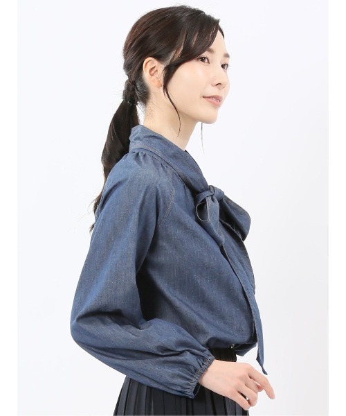 m.f.editorial（エムエフエディトリアル）の「【ややゆったり リラックス】m.f.エディトリアルレディース  ボウタイ付き バンドカラー デニムブラウス（シャツ/ブラウス・レディース・サックスブルー/ネイビー・LARGE/MEDIUM）」の14枚目の写真