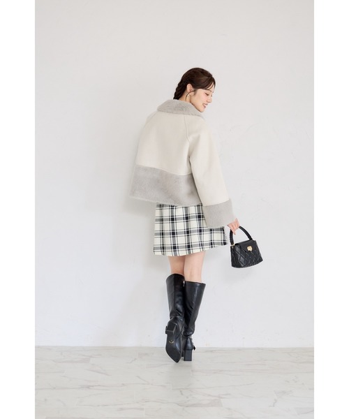 tocco closet（トッコ　クローゼット）の「シャギーファー切り替えフェイクムートンショートコート（ムートンコート・レディース・アイボリー/グレー・M）」の12枚目の写真