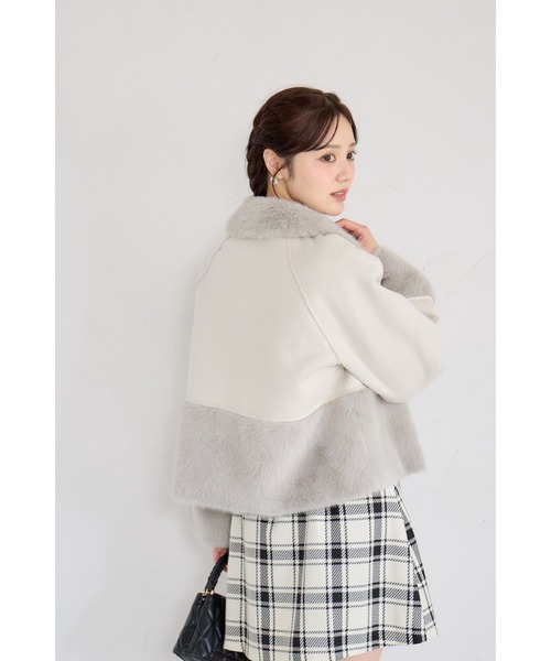 tocco closet（トッコ　クローゼット）の「シャギーファー切り替えフェイクムートンショートコート（ムートンコート・レディース・アイボリー/グレー・M）」の17枚目の写真
