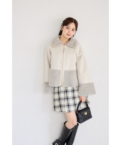 tocco closet（トッコ　クローゼット）の「シャギーファー切り替えフェイクムートンショートコート（ムートンコート・レディース・アイボリー/グレー・M）」の13枚目の写真