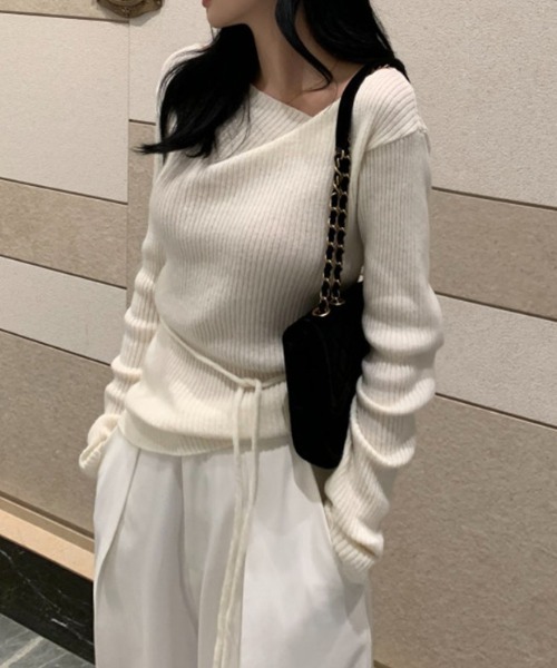COCOMOMO(ココモモ)の「レギュラードレープネックニット リブニット ウエストマーク ドレープトップス イレギュラーネック アシメ 長袖 ニット(ニット/セーター・レディース・ブラック/アイボリー/ブラウン・FREE)」の2枚目の写真