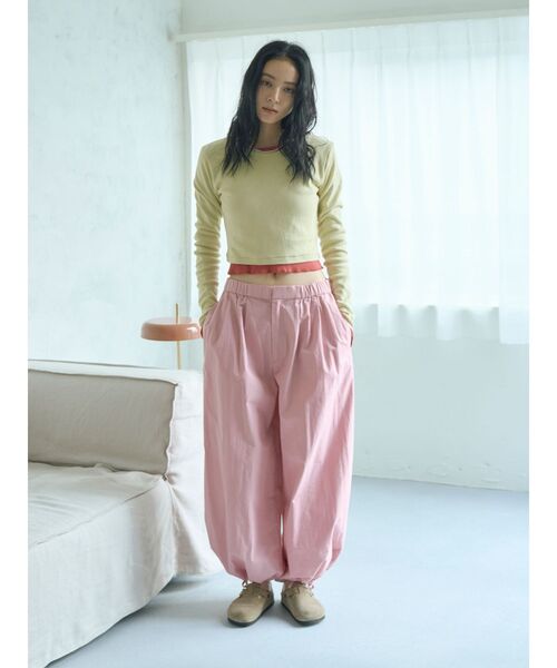 Ungrid（アングリッド）の「バレルレッグタックパンツ（その他パンツ・レディース・ブラック/ベージュ/ピンク・FREE）」の4枚目の写真