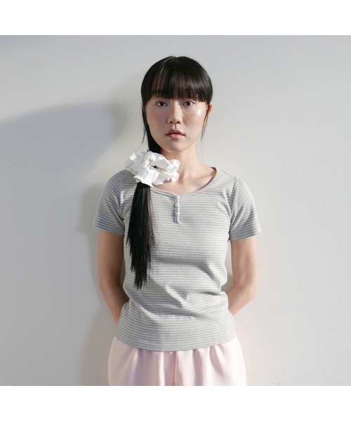 DEARSTALKER(ディアストーカー)の「D. ベーシックストライプボタンTシャツ - 3色(Tシャツ/カットソー・レディース・グレー/ブラック/Beige・FREE)」の3枚目の写真