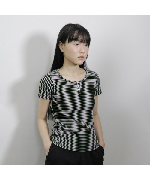 DEARSTALKER(ディアストーカー)の「D. ベーシックストライプボタンTシャツ - 3色(Tシャツ/カットソー・レディース・グレー/ブラック/Beige・FREE)」の2枚目の写真
