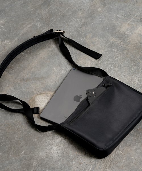 HAH ARCHIVE(ハーアーカイブ)の「Round Stitch Crossbody Bag M(メッセンジャーバッグ・レディース・その他・FREE)」の2枚目の写真