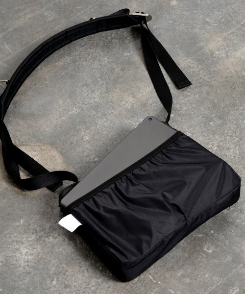 HAH ARCHIVE(ハーアーカイブ)の「Round Stitch Crossbody Bag M(メッセンジャーバッグ・レディース・その他・FREE)」の3枚目の写真