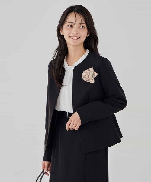 a.v.v（アーヴェヴェ）の「【洗える/ストレッチ/セットアップ対応】ダブルクロスキーネックジャケット（ノーカラージャケット・レディース・グレー系その他/ブラック/ネイビー・36/40/38/34/42）」の2枚目の写真