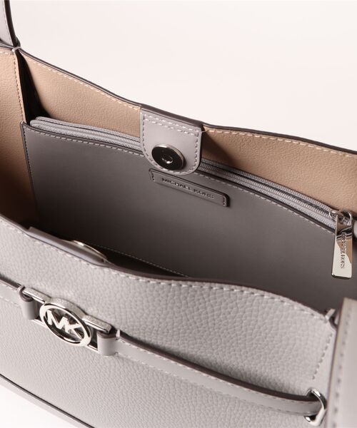 MICHAEL KORS(マイケルコース)の「LG BELTED TOTE(トートバッグ・レディース・グレー系・FREE)」の4枚目の写真