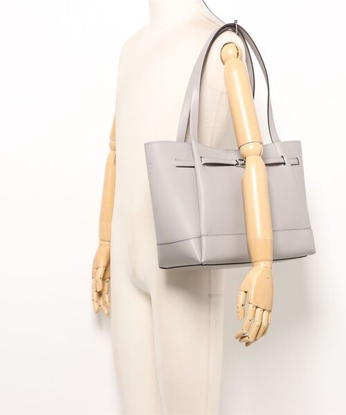 MICHAEL KORS(マイケルコース)の「LG BELTED TOTE(トートバッグ・レディース・グレー系・FREE)」の5枚目の写真