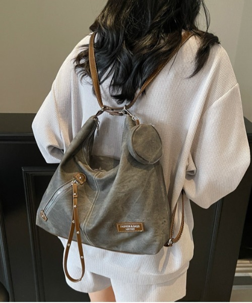 gossip!ロサンゼルス(ゴシップロサンゼルス)の「Y2K 大容量バッグ ポーチチャーム付き デイリー&通勤用 3WAY(ショルダーバッグ・レディース・ブラック/ベージュ・FREE)」の19枚目の写真
