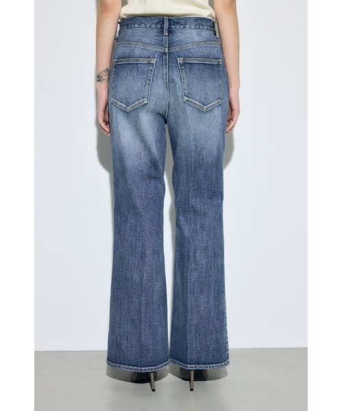 AZUL by moussy（アズールバイマウジー）の「【サイズ,身長別画像あり】AZUL DENIM センタープレスフレアデニム ショート丈（デニムパンツ・レディース・ブルー/ワンウォッシュ・24inch/25inch/26inch/27inch）」の5枚目の写真