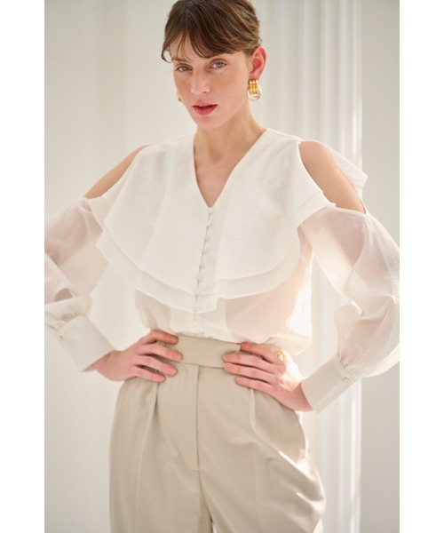 Estella.K(エステラケー)の「Hazel Ruffled Blouse コールドショルダ-ラッフルブラウス(シャツ/ブラウス・レディース・コーラルピンク/ホワイト/セージグリーン・FREE)」の2枚目の写真