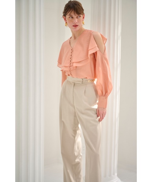 Estella.K(エステラケー)の「Hazel Ruffled Blouse コールドショルダ-ラッフルブラウス(シャツ/ブラウス・レディース・コーラルピンク/ホワイト/セージグリーン・FREE)」の1枚目の写真