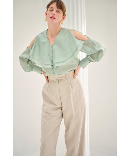Estella.K(エステラケー)の「Hazel Ruffled Blouse コールドショルダ-ラッフルブラウス(シャツ/ブラウス・レディース・コーラルピンク/ホワイト/セージグリーン・FREE)」の3枚目の写真