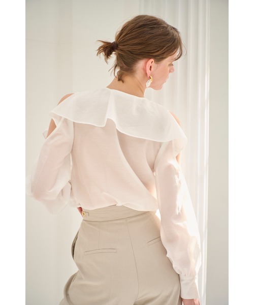 Estella.K(エステラケー)の「Hazel Ruffled Blouse コールドショルダ-ラッフルブラウス(シャツ/ブラウス・レディース・コーラルピンク/ホワイト/セージグリーン・FREE)」の5枚目の写真