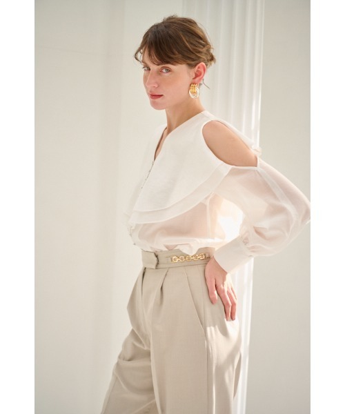 Estella.K(エステラケー)の「Hazel Ruffled Blouse コールドショルダ-ラッフルブラウス(シャツ/ブラウス・レディース・コーラルピンク/ホワイト/セージグリーン・FREE)」の6枚目の写真