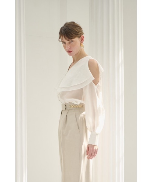 Estella.K(エステラケー)の「Hazel Ruffled Blouse コールドショルダ-ラッフルブラウス(シャツ/ブラウス・レディース・コーラルピンク/ホワイト/セージグリーン・FREE)」の4枚目の写真