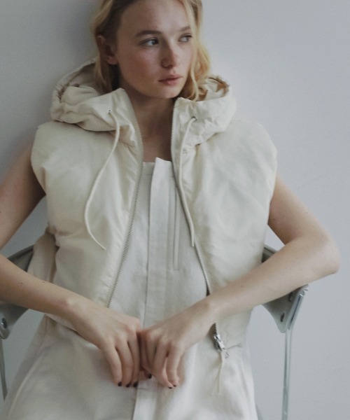 anuke(アンヌーク)の「Hooded Down Vest(その他アウター・レディース・ブラウン/アイボリー・FREE)」の2枚目の写真