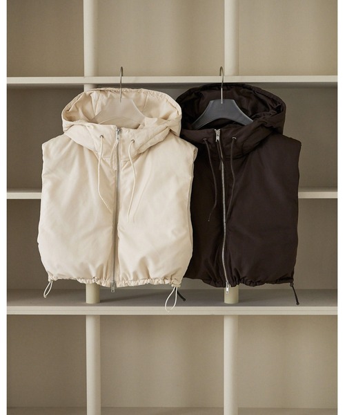 anuke(アンヌーク)の「Hooded Down Vest(その他アウター・レディース・ブラウン/アイボリー・FREE)」の4枚目の写真
