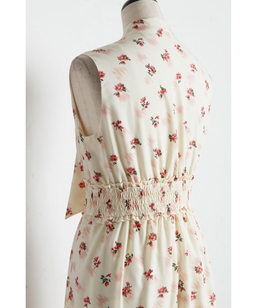 tocco closet(トッコ クローゼット)の「【ZOZO限定】チークフラワーパターンボウタイノースリーブワンピース(ワンピース・レディース・ピンク/ラベンダー/アイボリー・M)」の4枚目の写真