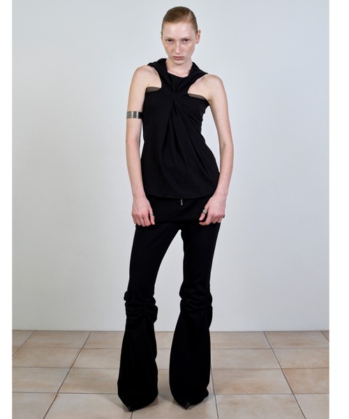 NACHE(ナチェ)の「NACHE/ナチェ/PINCHED HOODIE SLEEVELESS(パーカー・レディース・ブラック・S/M)」の1枚目の写真