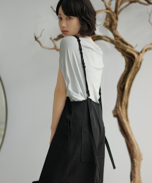 LAULEN(ローレン)の「Back knot wide salopette /ディープVネックバックノットワイドサロペット(サロペット/オーバーオール・レディース・ブラック/アイボリー・FREE)」の2枚目の写真