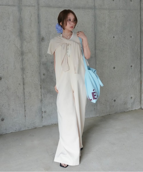 LAULEN(ローレン)の「Back knot wide salopette /ディープVネックバックノットワイドサロペット(サロペット/オーバーオール・レディース・ブラック/アイボリー・FREE)」の4枚目の写真