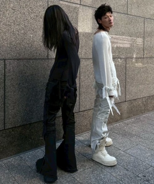 YIKAI LABORATORY（イカイラボラトリー）の「【YIKAI LABORATORY】syncope waxed denim / 【イカイラボラトリー】ダメージフレアデニムパンツ＜着用動画あり＞（デニムパンツ・メンズ・ブラック・02/01）」の3枚目の写真