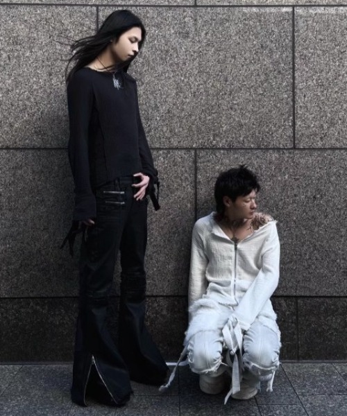 YIKAI LABORATORY（イカイラボラトリー）の「【YIKAI LABORATORY】syncope waxed denim / 【イカイラボラトリー】ダメージフレアデニムパンツ＜着用動画あり＞（デニムパンツ・メンズ・ブラック・02/01）」の2枚目の写真