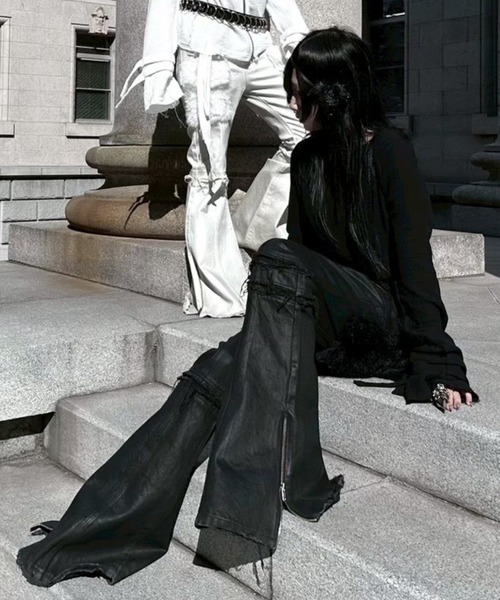 YIKAI LABORATORY（イカイラボラトリー）の「【YIKAI LABORATORY】syncope waxed denim / 【イカイラボラトリー】ダメージフレアデニムパンツ＜着用動画あり＞（デニムパンツ・メンズ・ブラック・02/01）」の4枚目の写真