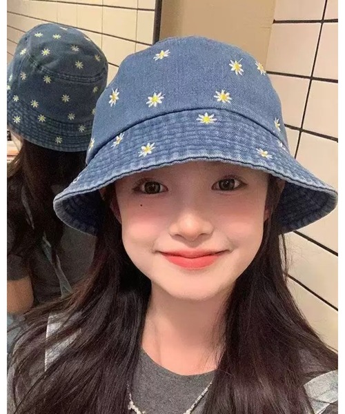 CHEER(チアー)の「小花刺繍入りデニムバケツハット(ハット・レディース・ライトブルー/ブラック/ブルー・フリー)」の11枚目の写真