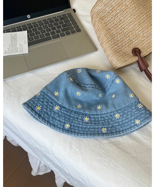 CHEER(チアー)の「小花刺繍入りデニムバケツハット(ハット・レディース・ライトブルー/ブラック/ブルー・フリー)」の12枚目の写真