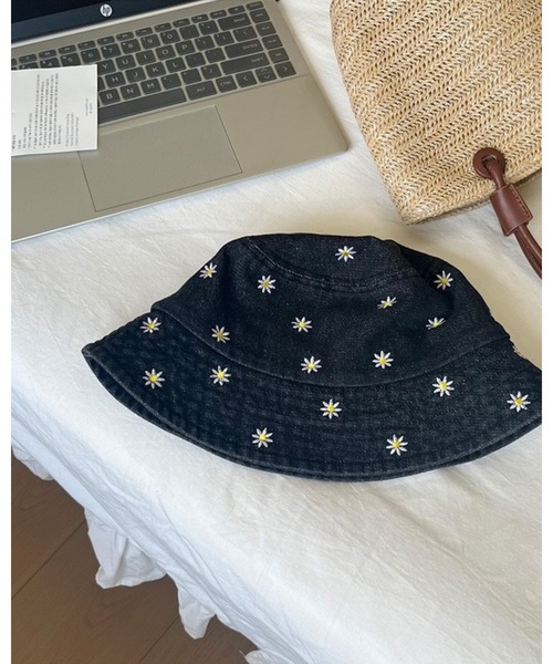 CHEER(チアー)の「小花刺繍入りデニムバケツハット(ハット・レディース・ライトブルー/ブラック/ブルー・フリー)」の13枚目の写真