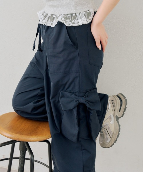 continuer de NICE CLAUP(コンティニューデナイスクラップ)の「大きなリボンのカーゴPT(その他パンツ・レディース・オフホワイト/ネイビー/ピンク・FREE)」の3枚目の写真