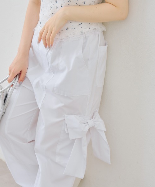 continuer de NICE CLAUP(コンティニューデナイスクラップ)の「大きなリボンのカーゴPT(その他パンツ・レディース・オフホワイト/ネイビー/ピンク・FREE)」の1枚目の写真